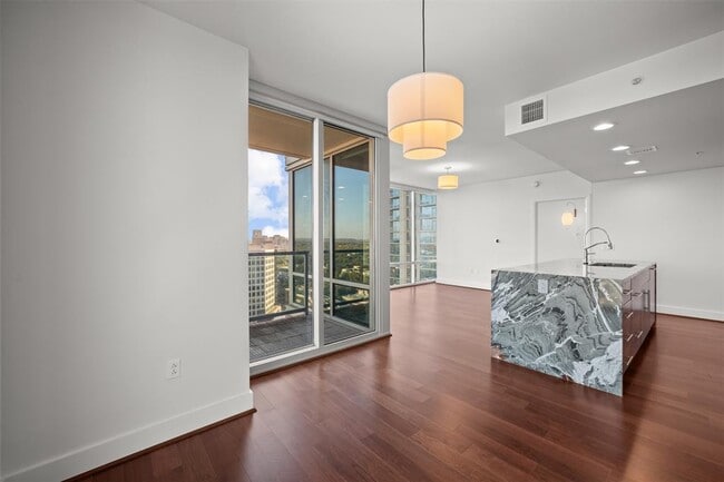 Building Photo - 300 Bowie St