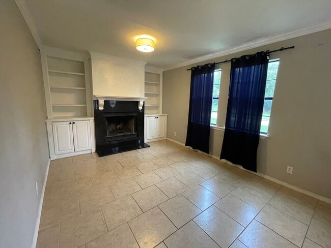Building Photo - 4 Bedroom main house 2 bedroom guest house