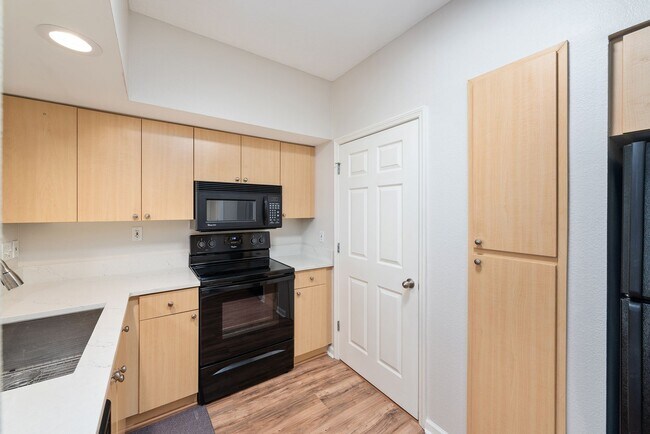 Building Photo - Downtown Orlando One Bedroom with Lake Eola View * * Modernized Waverly Condo