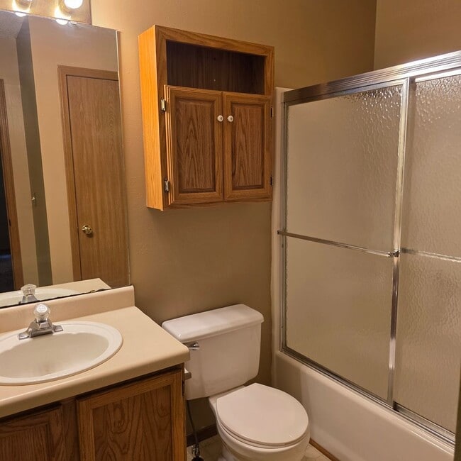 Building Photo - Great 3 bed 2 bath with a 2 car garage