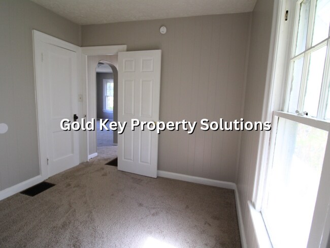 Building Photo - 2 BR 1 BA House with All New Carpet and Pa...