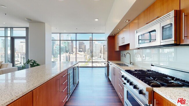 Building Photo - 1100 S Hope St