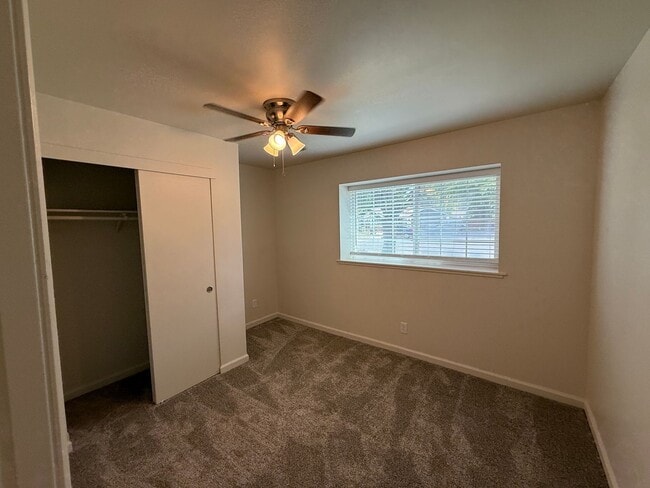 Building Photo - Updated single story near shopping and fre...