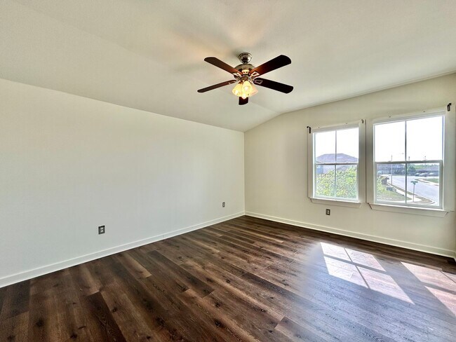 Building Photo - Gorgeous 3 Bed 2.5 Bath Single Family Home