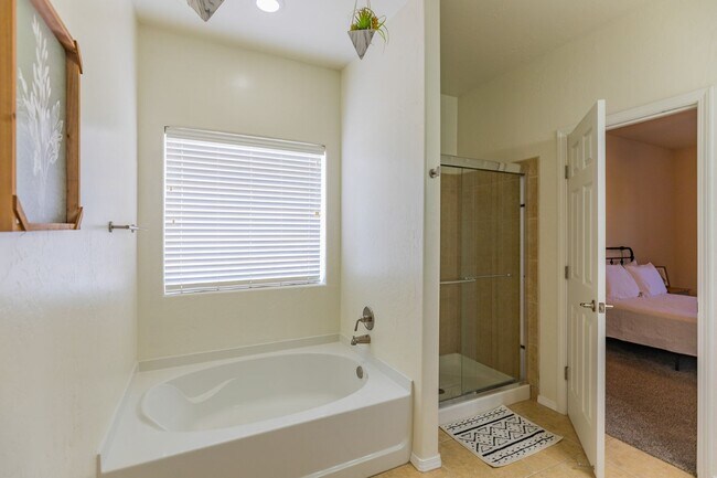 Building Photo - 3 Bed 2 Bath Fully Furnished Home - Pet Fr...