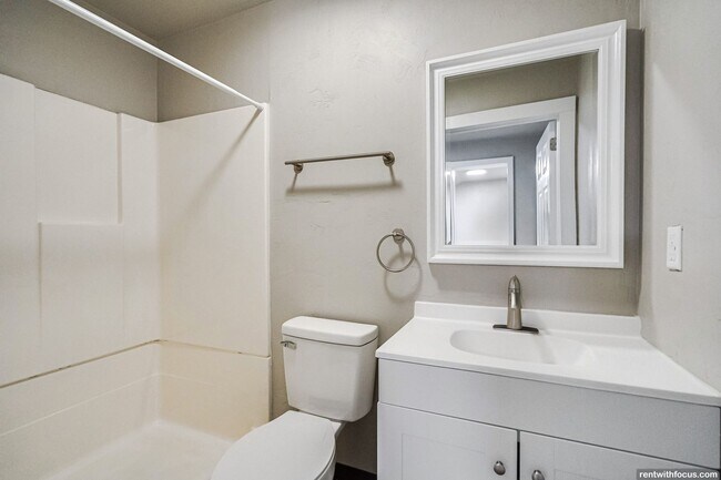 Building Photo - 433 Ahnaip St