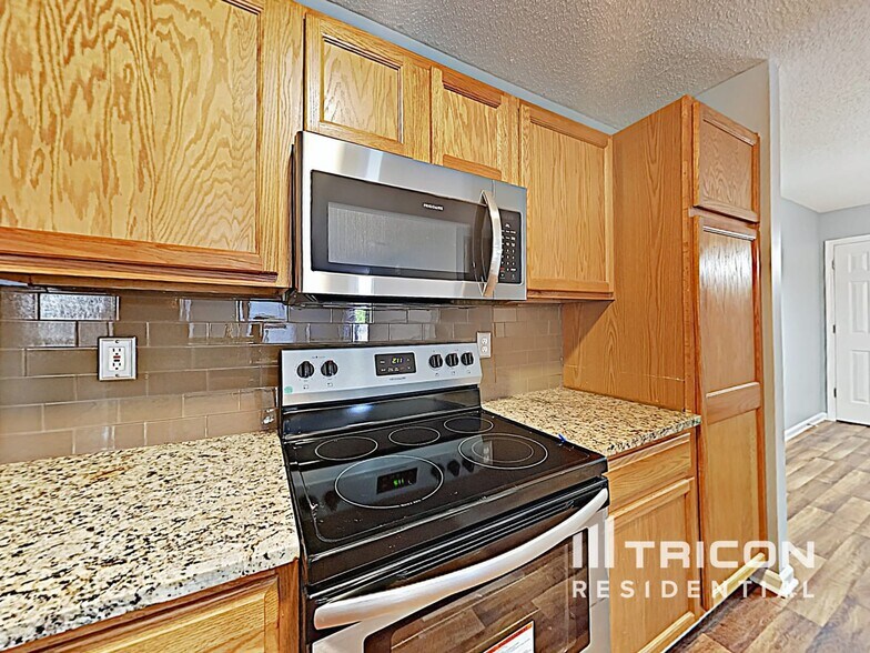 Building Photo - 208 E Waverly Pl Ct