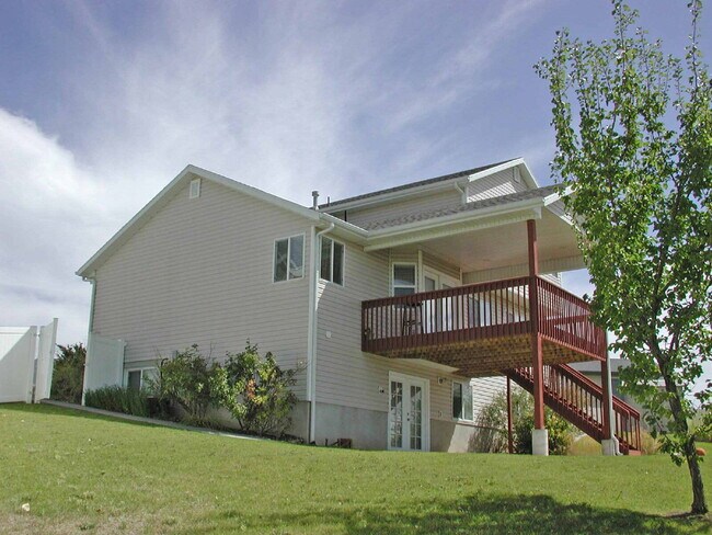 Building Photo - 4-Bed, 3.5 Bath Home with Scenic Views in South Ogden