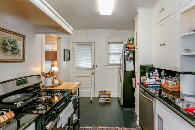 Building Photo - 1740 Banks St