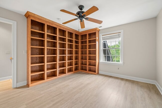 Building Photo - Spacious, Beautiful East Asheville Home
