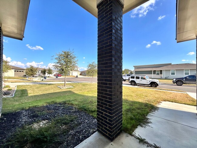 Building Photo - Spacious 4/BR 3/BA Home with Modern Upgrades