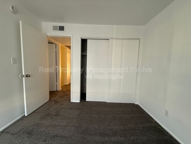 Building Photo - 3840 N 43rd Ave