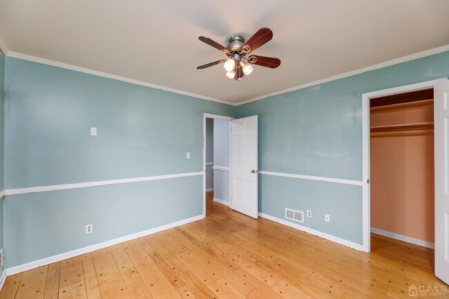 Building Photo - 526 Grove Ave