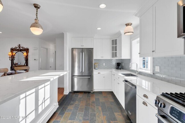 Building Photo - 723 Pitney Dr