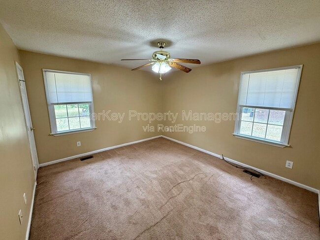 Building Photo - 204 W Barbee St