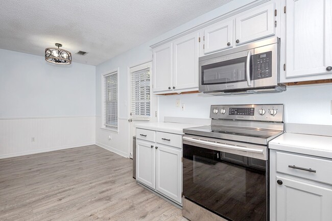 Building Photo - Adorable Home with fenced in backyard!