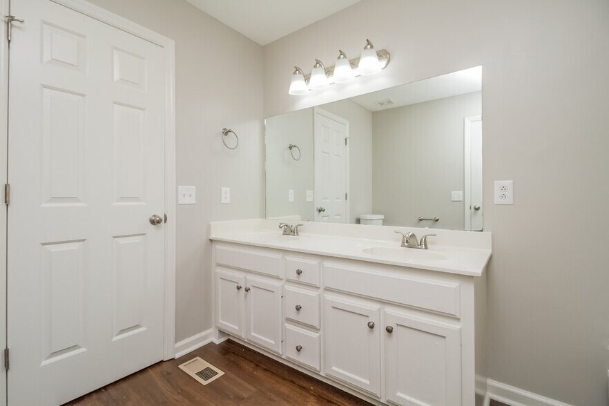 Building Photo - 1209 Highland Hills Dr