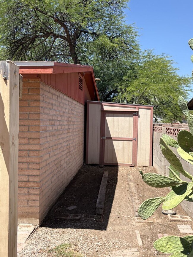Building Photo - Convenient location in Midvale Park Close to all your needs