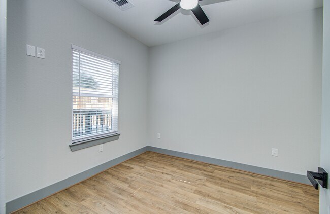 Building Photo - 835 S Victory Dr