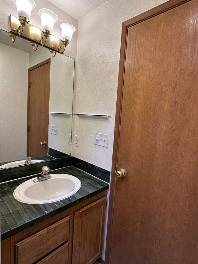 Building Photo - Three bedroom Westside home near OSU Cascades!