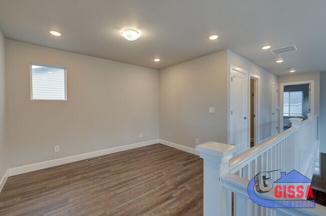 Building Photo - Beautiful, modern townhouse with primary b...