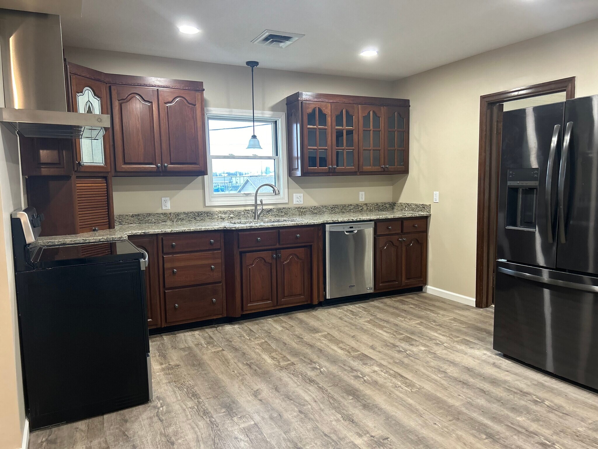 Kitchen with new appliances - 547 N Broadway St