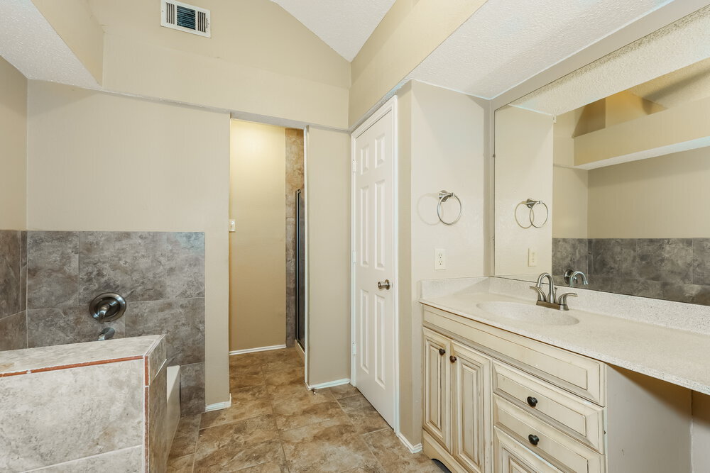 Building Photo - 1705 Cool Springs Dr