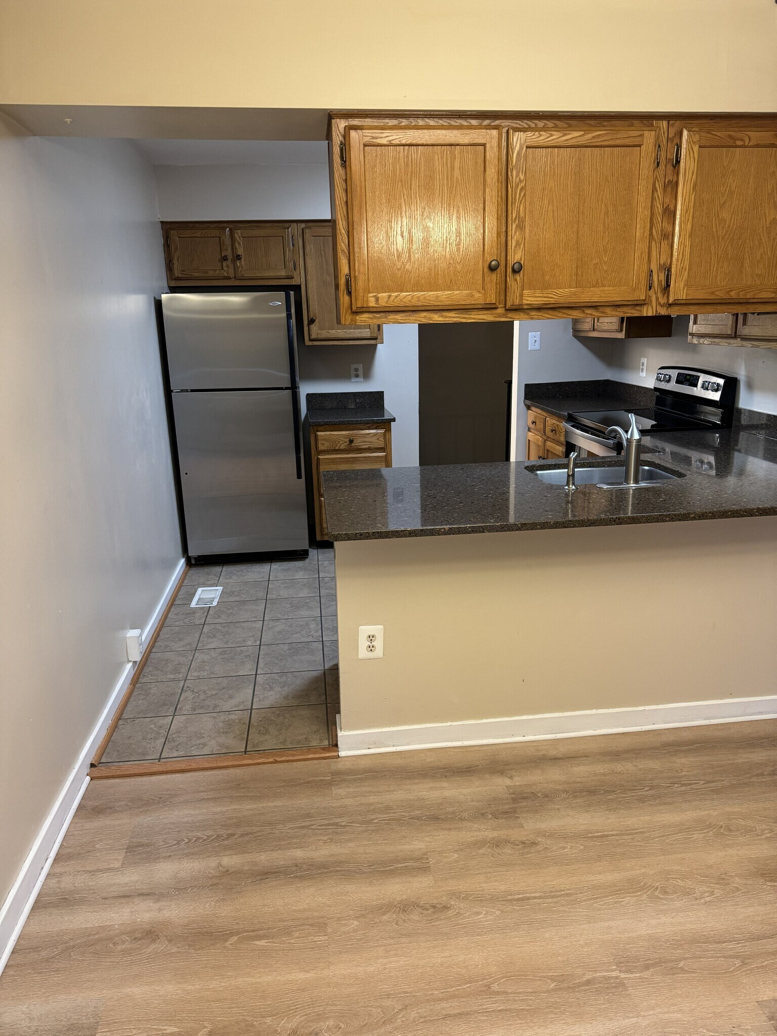 Building Photo - 9745 Lake Shore Dr