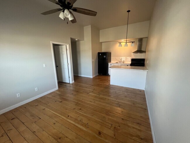 Building Photo - 402 E Milwaukee St