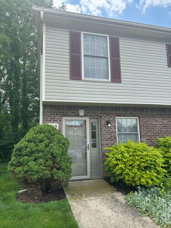 Building Photo - Townhome: 3 Bedroom 2.5 bath
