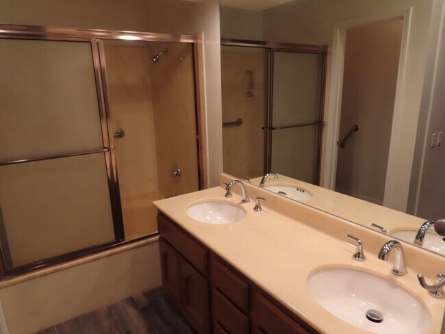 Building Photo - Resort Style Living in Mission Valley - 2 ...