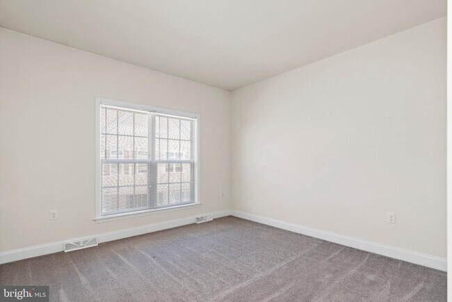 Building Photo - 1332 Saxton Wy