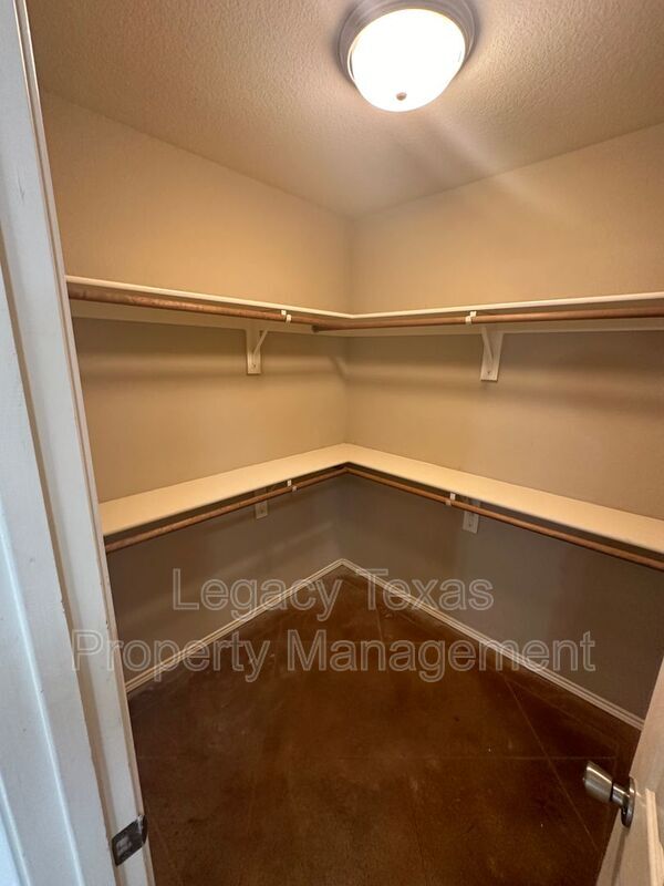 Building Photo - 115 Janis St