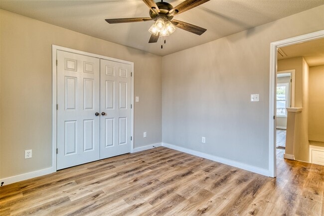 Building Photo - 913 W 9th St