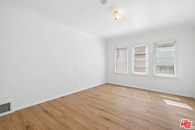 Building Photo - 9221 Alcott St