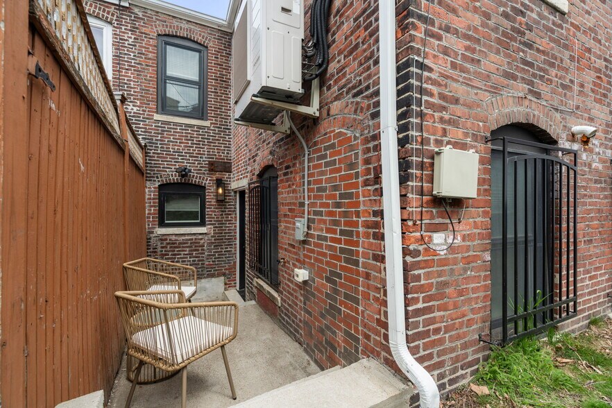 Building Photo - 510 Medford St