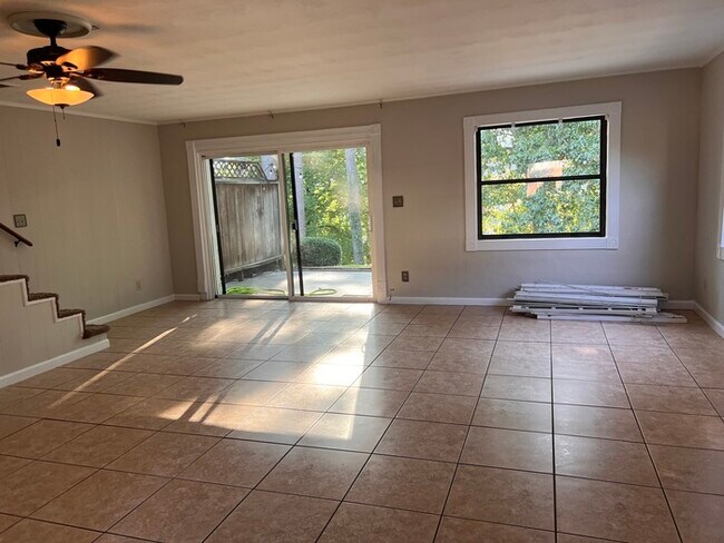 Building Photo - 2089 Pine Tree Dr