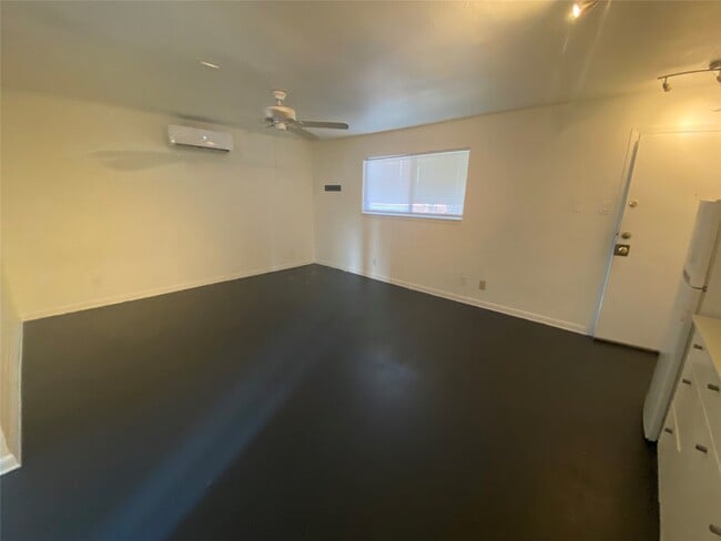 Building Photo - 219 W Alabama St