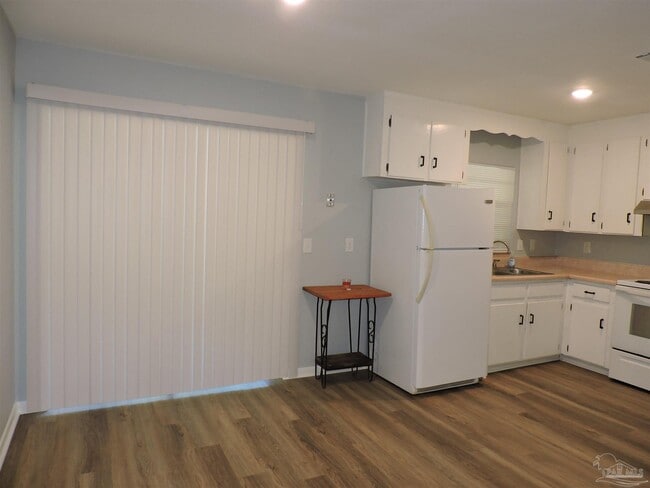 Building Photo - 6970 Woodley Dr