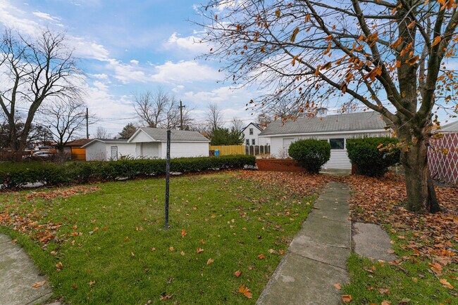Building Photo - 14517 Blaine Ave