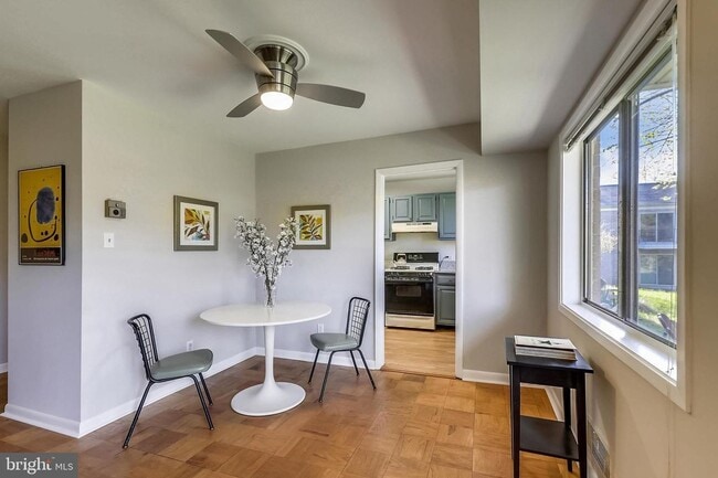 Building Photo - Private and Spacious Condo in Bethesda!