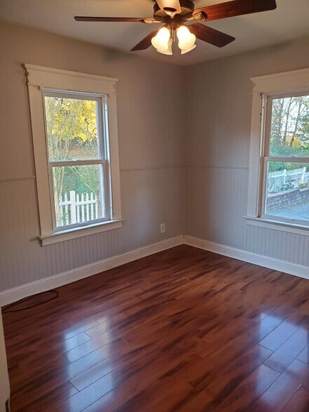 Building Photo - 11 Elm St