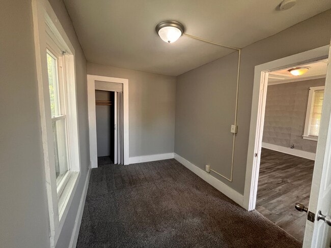 Building Photo - 2 bedroom 1 bath home in Rock Island