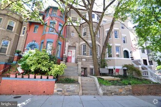 Building Photo - 1904 Calvert St NW