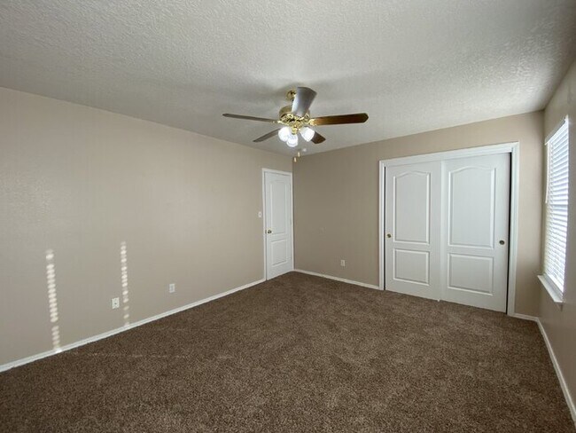 Building Photo - 2 Story - Master on Main Floor - Loft Upst...