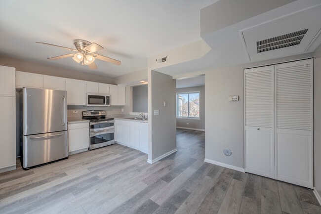 Building Photo - 2722 Wilshire Ct