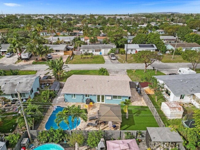 Building Photo - 2750 NE 10th Ave