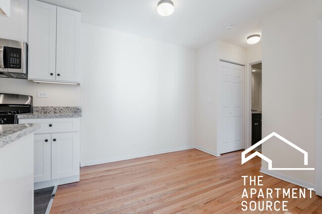 Building Photo - 424 W Oakdale Ave