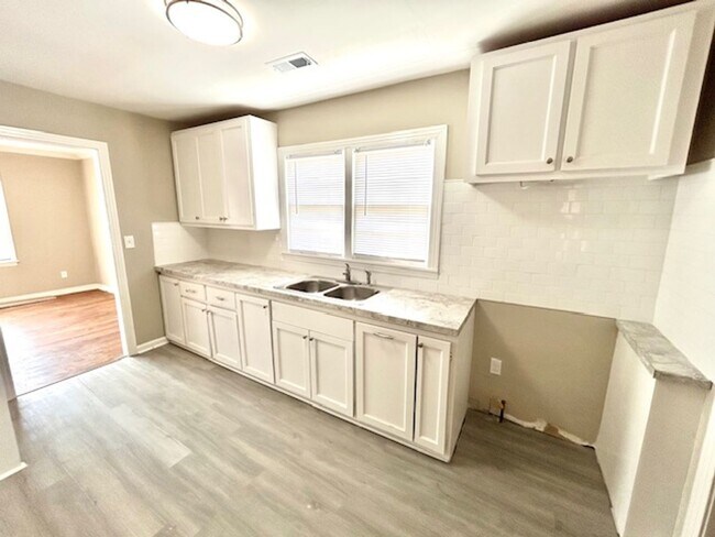 Building Photo - CHARMING BUNGALOW STYLE HOME LOCATED IN HE...