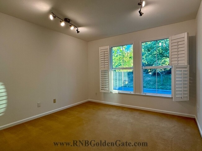 Building Photo - Gorgeous 3 bedroom, 2 and a half bathroom townhome in Hamilton Field for rent!